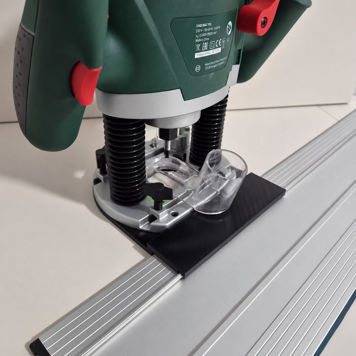 Bosch POF 1400 ACE Oberfräse mit schwarzem Adapter auf Bosch FSN Führungsschiene