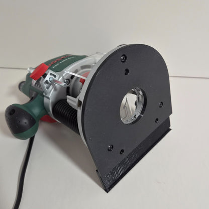 Unterseite der Bosch POF Oberfräse mit montiertem Führungsschienenadapter und Befestigungsschrauben