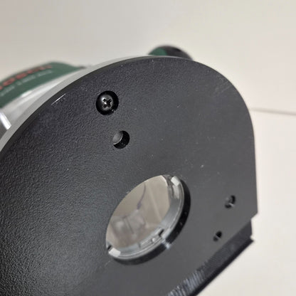 Detailaufnahme der 3D Druck Oberfläche und Befestigungsbohrungen des Oberfräsenadapters