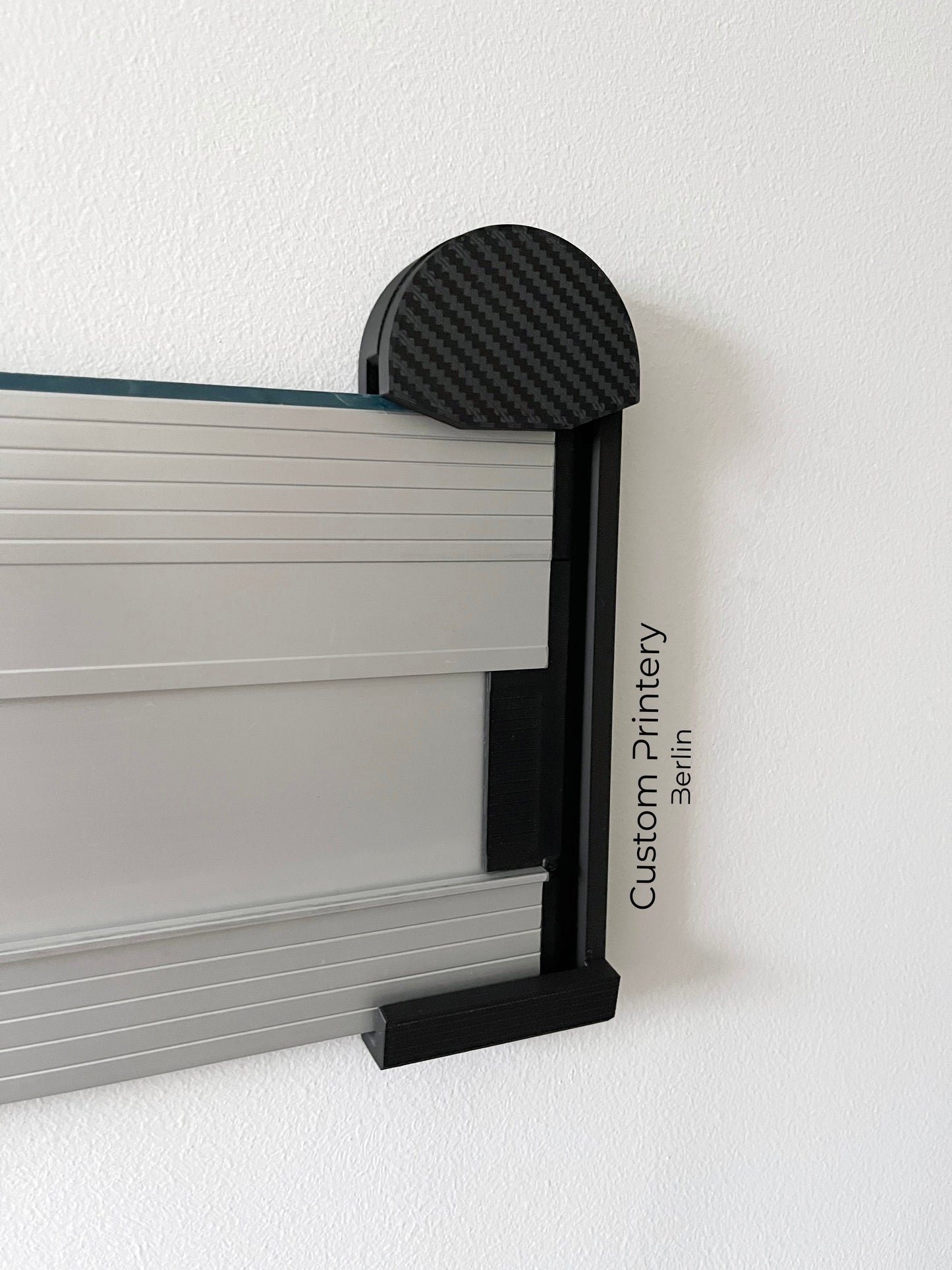 Schwarze Halterung für Bosch FSN Mafell Makita Festool Führungsschienen, montierbar an Wand oder Decke. Ideal zur sicheren, platzsparenden Aufbewahrung in Werkstätten. Arretiermechanismus für stabilen Halt, einfache Befestigung durch Schrauben oder Klebeband