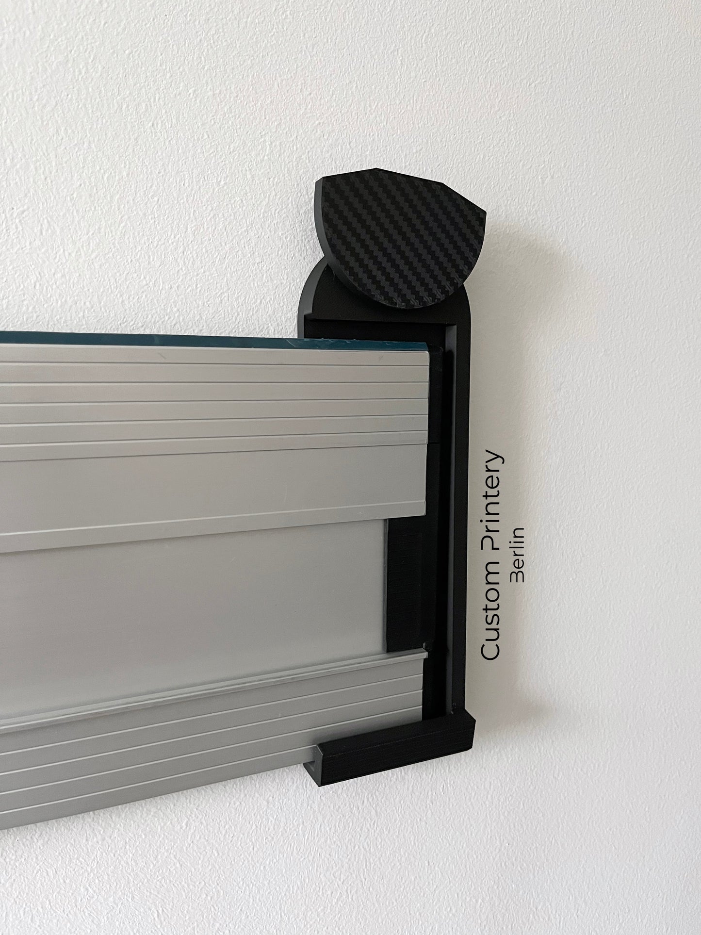 Schwarze Halterung für Bosch FSN Mafell Makita Festool Führungsschienen, montierbar an Wand oder Decke. Ideal zur sicheren, platzsparenden Aufbewahrung in Werkstätten. Arretiermechanismus für stabilen Halt, einfache Befestigung durch Schrauben oder Klebeband