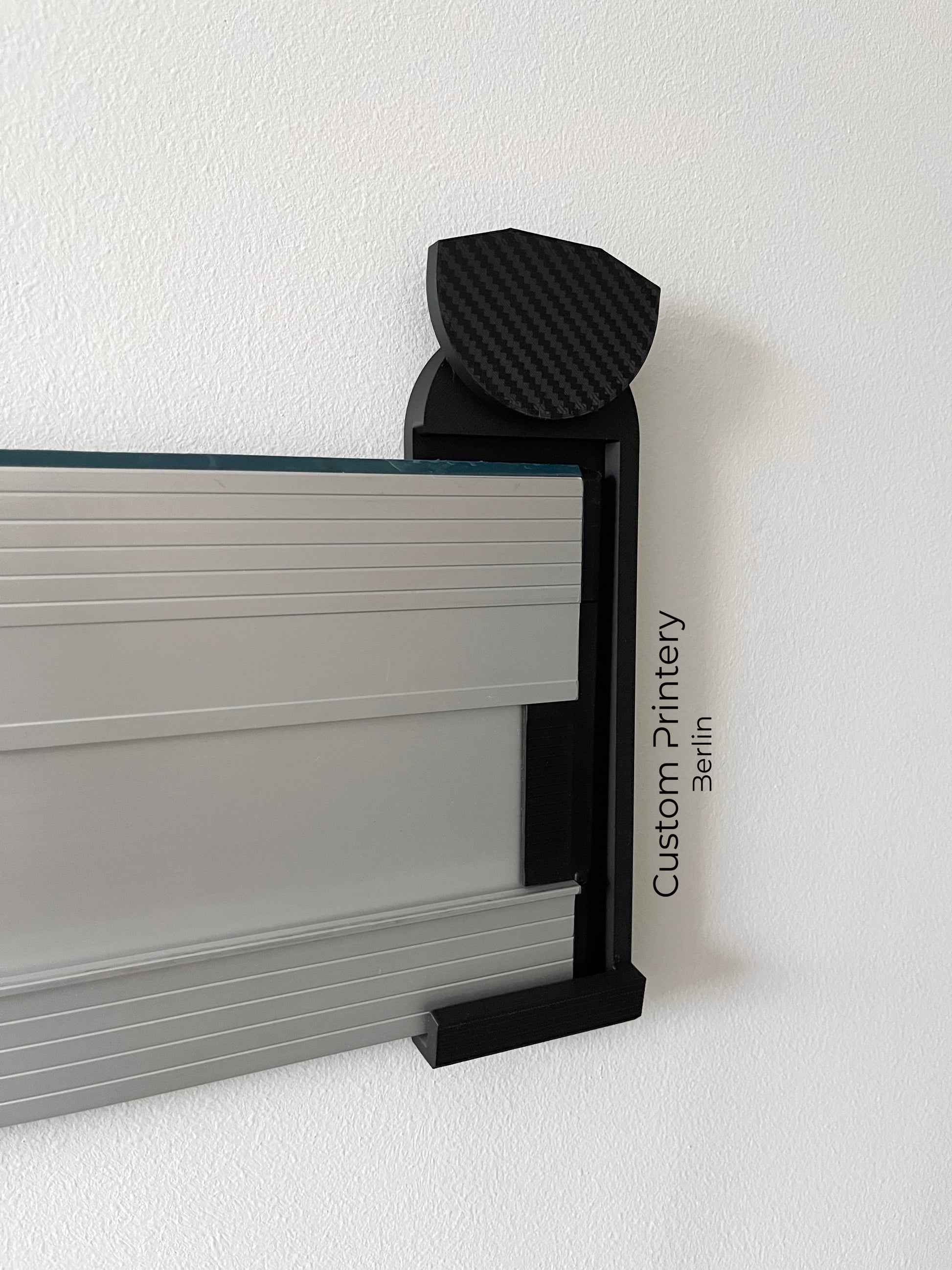 Schwarze Halterung für Bosch FSN Mafell Makita Festool Führungsschienen, montierbar an Wand oder Decke. Ideal zur sicheren, platzsparenden Aufbewahrung in Werkstätten. Arretiermechanismus für stabilen Halt, einfache Befestigung durch Schrauben oder Klebeband