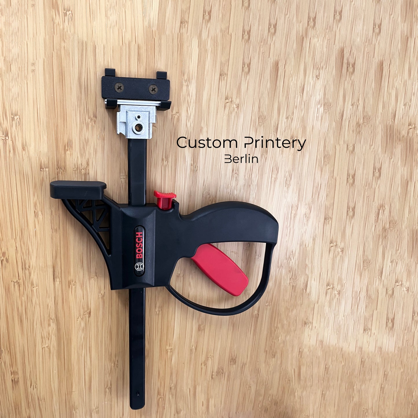 Schwarze 3D-gedruckte Wandhalterung für Bosch FSN KZW Professional Klemmzwinge, montiert an einer Holzwand