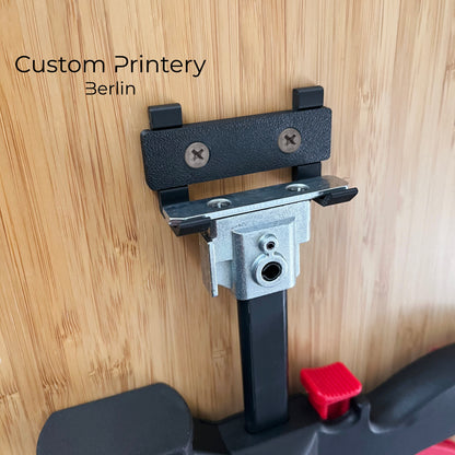 Schwarze 3D-gedruckte Wandhalterung für Bosch FSN KZW Professional Klemmzwinge, montiert an einer Holzwand