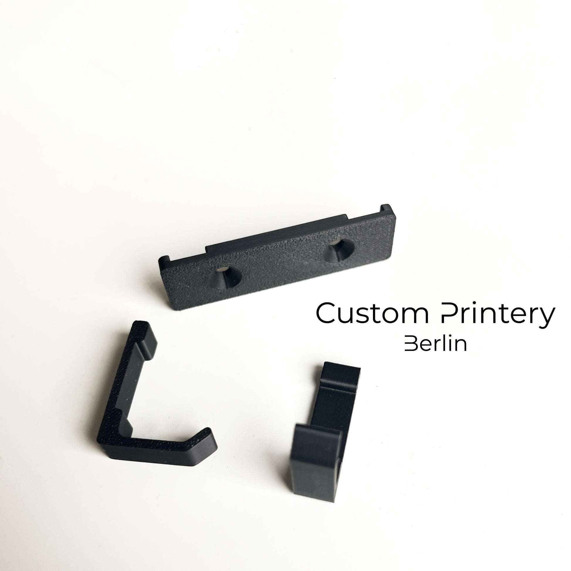 Schwarze 3D-gedruckte Wandhalterung für Bosch FSN KZW Professional Klemmzwinge, montiert an einer Holzwand