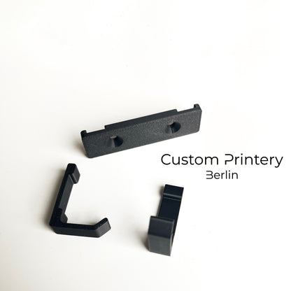 Schwarze 3D-gedruckte Wandhalterung für Bosch FSN KZW Professional Klemmzwinge, montiert an einer Holzwand