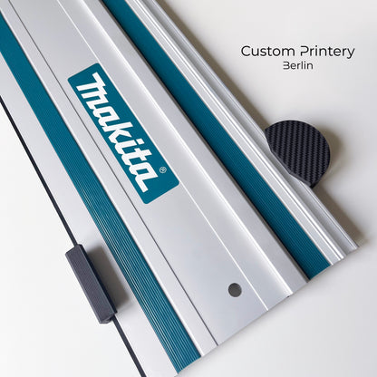 Schwarze Halterung für Bosch FSN Mafell Makita Festool Führungsschienen, montierbar an Wand oder Decke. Ideal zur sicheren, platzsparenden Aufbewahrung in Werkstätten. Arretiermechanismus für stabilen Halt, einfache Befestigung durch Schrauben oder Klebeband