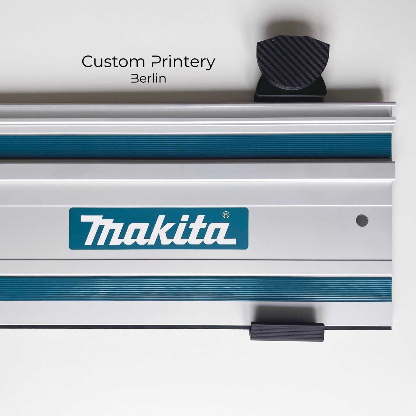 Schwarze Halterung für Bosch FSN Mafell Makita Festool Führungsschienen, montierbar an Wand oder Decke. Ideal zur sicheren, platzsparenden Aufbewahrung in Werkstätten. Arretiermechanismus für stabilen Halt, einfache Befestigung durch Schrauben oder Klebeband