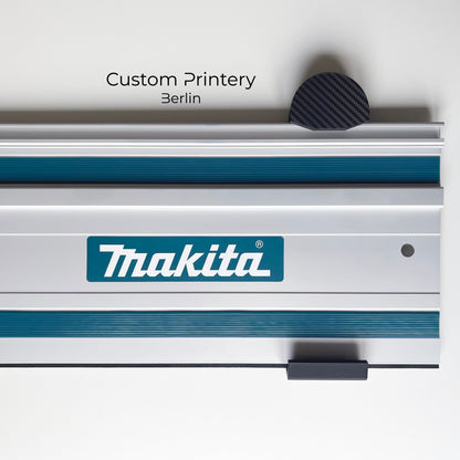 Schwarze Halterung für Bosch FSN Mafell Makita Festool Führungsschienen, montierbar an Wand oder Decke. Ideal zur sicheren, platzsparenden Aufbewahrung in Werkstätten. Arretiermechanismus für stabilen Halt, einfache Befestigung durch Schrauben oder Klebeband