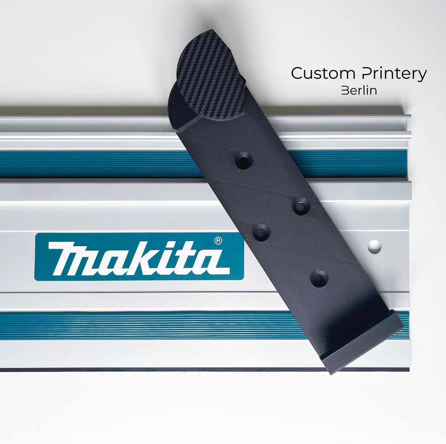 Schwarze Halterung für Bosch FSN Mafell Makita Festool Führungsschienen, montierbar an Wand oder Decke. Ideal zur sicheren, platzsparenden Aufbewahrung in Werkstätten. Arretiermechanismus für stabilen Halt, einfache Befestigung durch Schrauben oder Klebeband