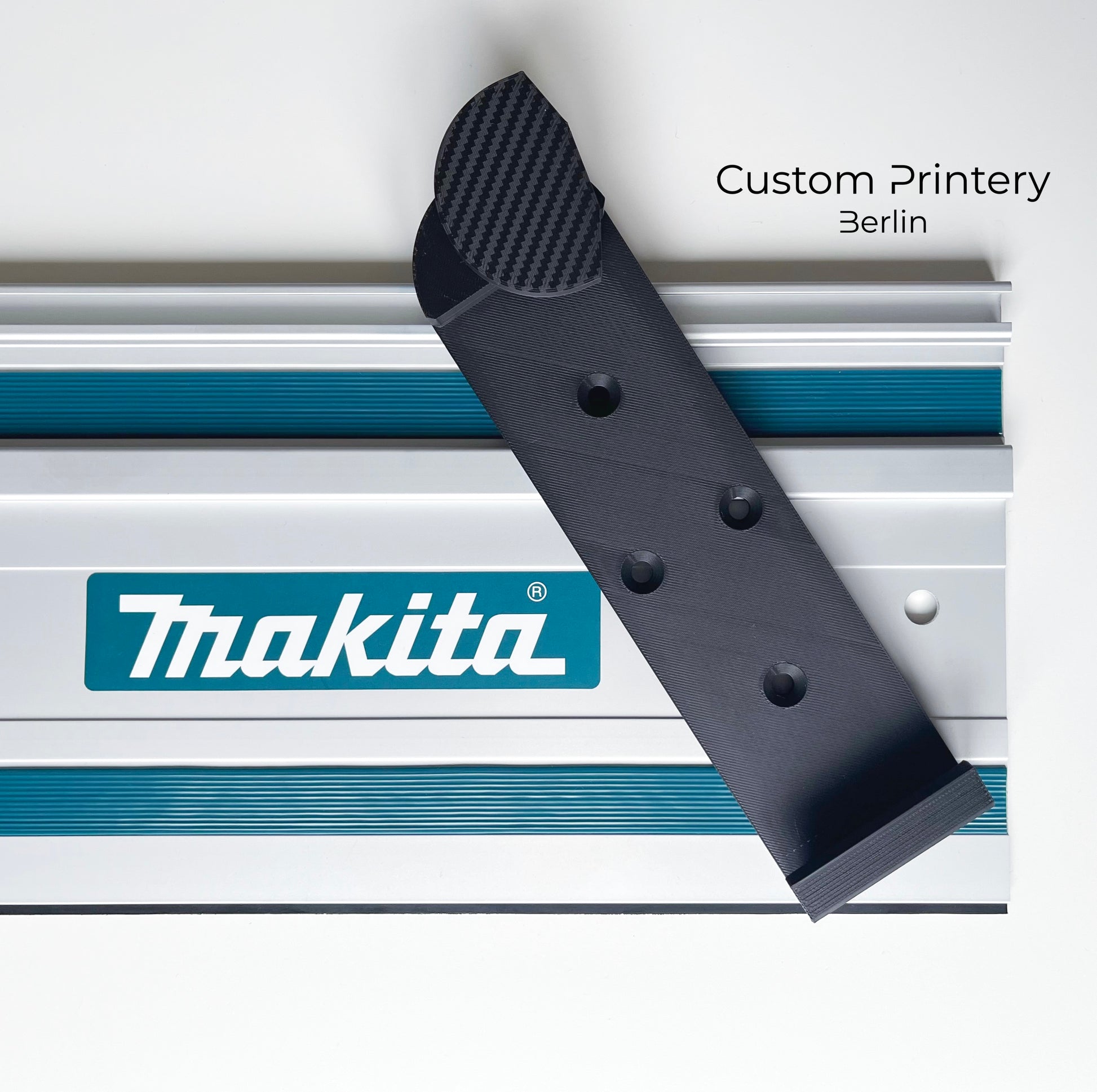 Schwarze Halterung für Bosch FSN Mafell Makita Festool Führungsschienen, montierbar an Wand oder Decke. Ideal zur sicheren, platzsparenden Aufbewahrung in Werkstätten. Arretiermechanismus für stabilen Halt, einfache Befestigung durch Schrauben oder Klebeband